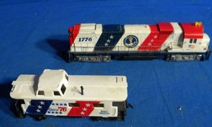 lot 191 image: Vintage Tyco Spirit of 76 Diesel Train Engine and 8 Wheel Caboose Spirit of 76 HO Scale