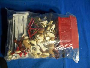 lot 193 image: Bag Full of Farm Animals and Barn Set (Fence Barn Animals)