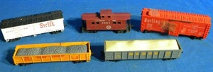 lot 195 image: 79 HO Tyco Model Train Car Burlington DF Unloader 19720 and Other Vintage Freight Car Trains