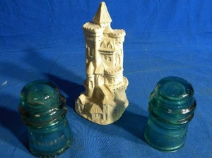 lot 228 image: Vintage Hemingray #9 Aqua Phone Line Glass Insulator & Real Sand Sculpture