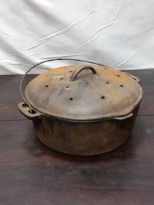 lot 3 image: Vintage Lidded Cast Iron Dutch Oven