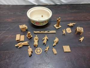 lot 69 image: Carved Wood Figurines