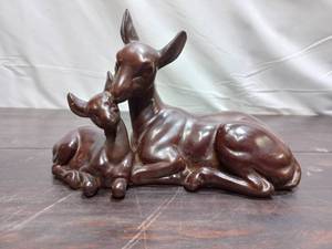 lot 84 image: Doe & Fawn Figurine