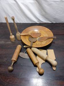 lot 88 image: Wooden Kitchen Tools