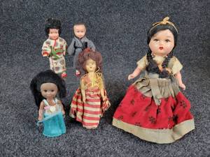lot 55 image: Lot of Small Dolls - 1950s to Modern