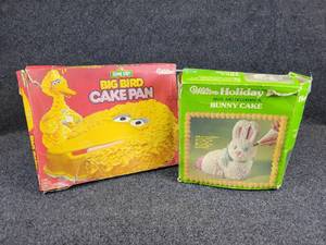 lot 68 image: Pair of Vintage Aluminum Wilton Cake Pans - Big Bird and 3D Bunny Cake