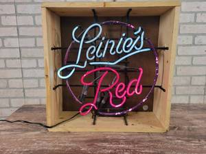 lot 26 image: Leinenkugel NEON Sign Leinies Red - WORKS - Overall Approx. 20 x 20 - NO SHIPPING