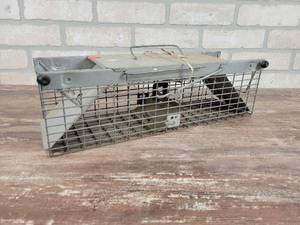 lot 204 image: HAVAHART Live Animal Trap - Approx. 17 x 5 x 5