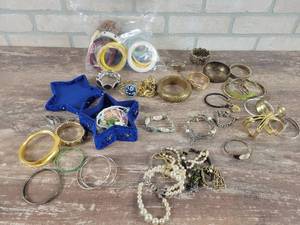 lot 278 image: Costume Jewelry Lot