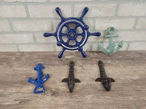 lot 282 image: Cast Iron Nautical Dcor  Hooks