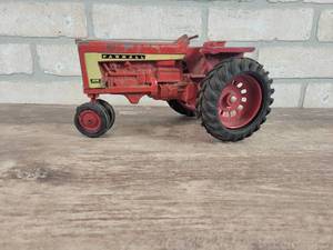 lot 289 image: Farmall 806 116 Scale Tractor