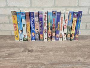 lot 290 image: (16) Vintage DISNEY VHS Movies