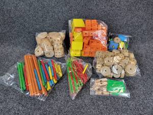 lot 198 image: Lot of Vintage Tinkertoys