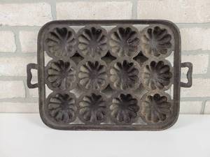 lot 11 image: Antique Cast Iron Turks Head Baking Pan - Approx. 16 x 11