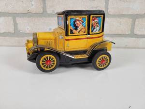 lot 18 image: Vintage ALPS Tin Battery Operated Car - Approx. 7 x 5 x 5 - Made in Japan