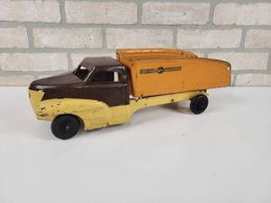 lot 19 image: 1940s Buddy L Pressed Steel Dump Truck Toy - Approx. 17 x 5 x 5.5