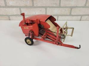 lot 21 image: Vintage Tru-Scale Pull Behind Combine Toy - Approx. 12 x 8 x 5