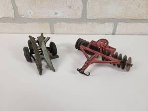 lot 27 image: ARCADE Cast Iron Disc Farm Implement and Corn Binder