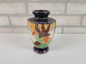 lot 36 image: Vintage Japanese Moriage Vase - Approx. 6 Tall