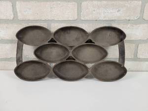 lot 38 image: Antique Cast Iron #4 GEM Pan - Approx. 14 x 7