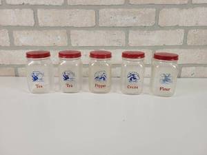 lot 39 image: (5) Vintage Anchor Hocking Shaker Jars - Each is Approx. 4-12 Tall