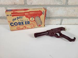 lot 78 image: Wyandotte Toys Plastic Cork Pistol in Original Box - Box is Approx. 7 x 4 x 1