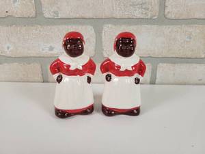 lot 95 image: Pair of Vintage Salt & Pepper Shakers - Approx. 4 Tall Each