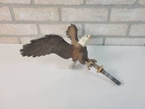 lot 101 image: Vintage Diecast American Bald Eagle Flagpole Topper - Overall Approx. 12 x 10 x 6