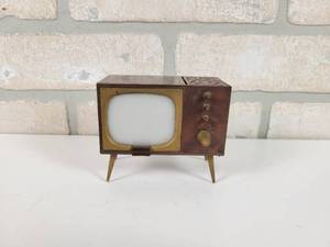lot 116 image: Television Set Salt & Pepper Shakers - Approx. 3.5 x 3 x 1.75