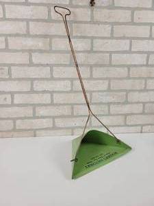 lot 122 image: Vintage Dust Pan ROEDERS Hatchery New Ulm, MN - Approx. 27 Tall