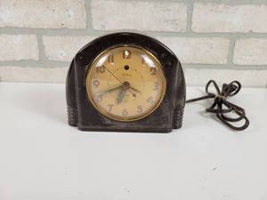 lot 134 image: Warren Clock Co. Telechron Electric Alarm Clock - Model CH7111 - Approx. 6.5 x 5 x 2.5