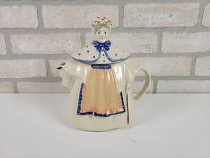 lot 146 image: Vintage Shawnee Granny Anne Teapot - Approx. 8 x 8 x 5