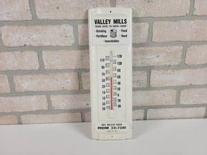 lot 152 image: Vintage Salesman Sample Metal Thermometer - Approx. 14 x 5