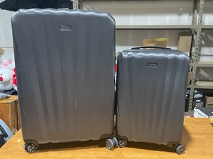 lot 1 image: Set of 2 Ricardo Suitcases