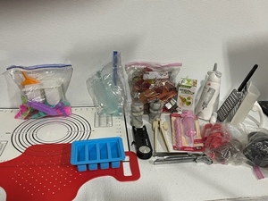 lot 24 image: Large Assortment of Kitchen Items