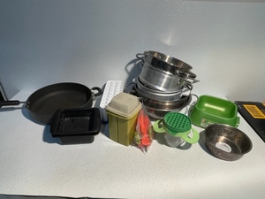 lot 25 image: Large Assortment of Kitchen Items and Pet Bowls