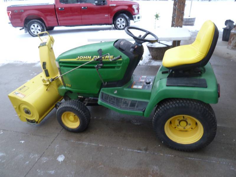 lot 2 image: John Deere 345 Lawn Tractor