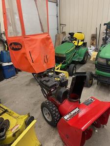 lot 7 image: Snapper Snow Blower 8 Hp