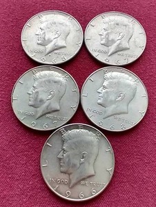 lot 34 image: (5) 40% Silver Kennedy Half Dollars