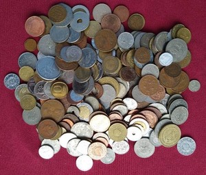 lot 40 image: Huge 2.5 Pound Lot of Foreign Coins