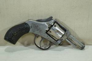 lot 42 image: Harrington & Richardson Safety Hammer Double Action First Model .32 cal Revolver
