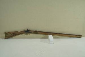 lot 49 image: Ultra-Hi .45 Cal Percussion Cap Black Powder Muzzleloader