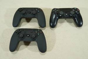 lot 20 image: 3 Wireless Gaming Controllers