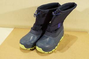lot 136 image: Thermolite Water Resistant Boots -Kids 6