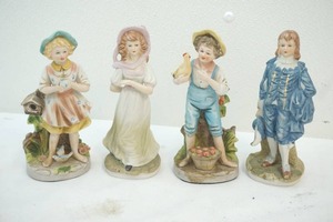 lot 8 image: porcelain figures