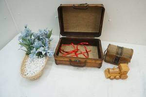 lot 15 image: home accent pieces