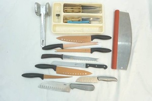 lot 25 image: kitchen knives