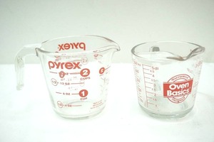 lot 28 image: Pyrex measuring cups