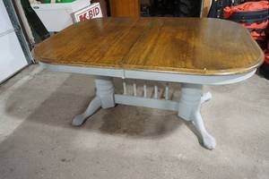 lot 92 image: pedestal table