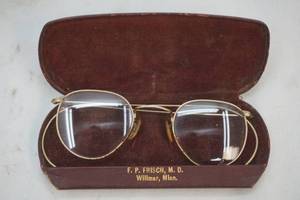 lot 134 image: vintage eyeglasses